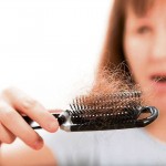 3 formas de detener la caída del cabello durante la menopausia